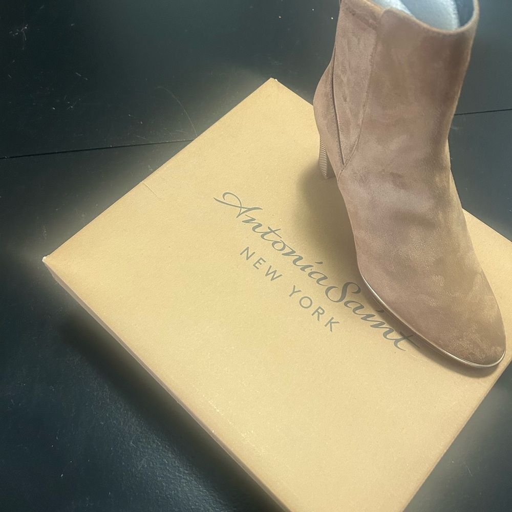 48HOUR SALE Antonia Saint New York Women's Beige Heeled Boots